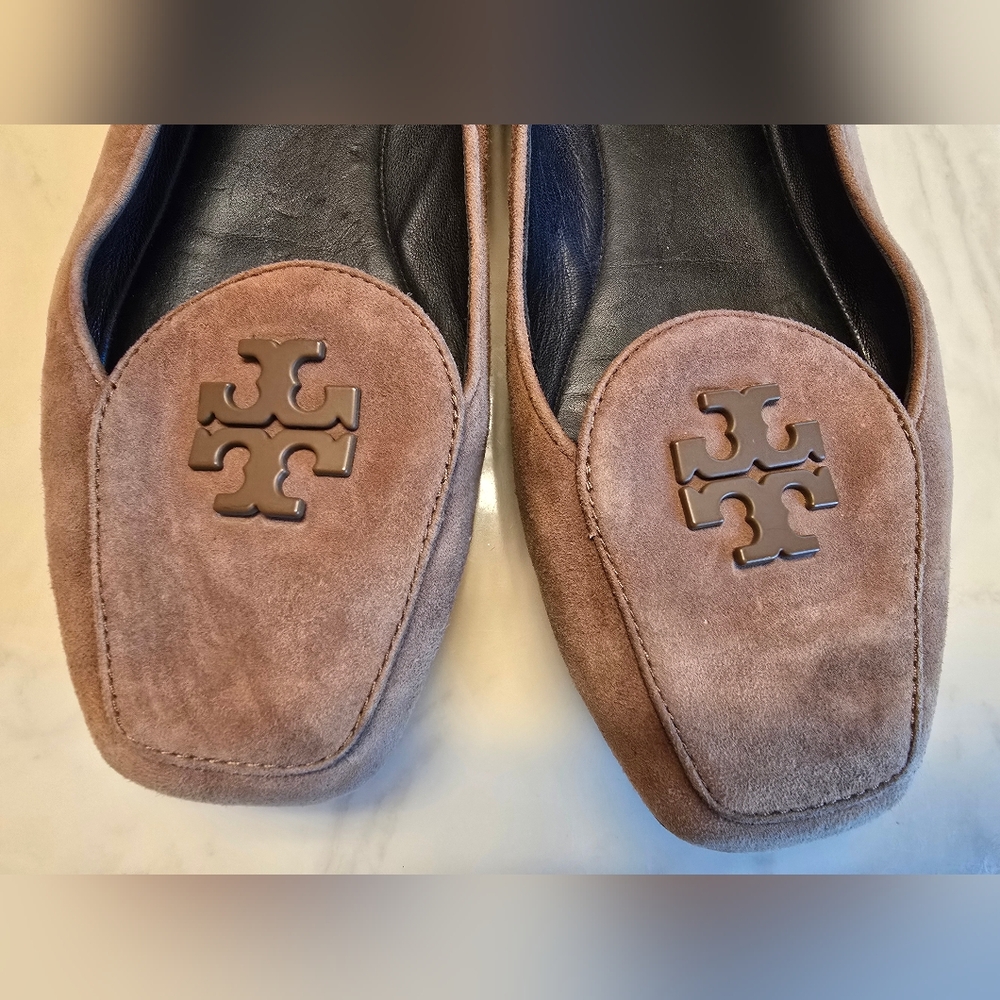 Tory Burch Tan Flats with Signature Logo - Picture 2 of 11